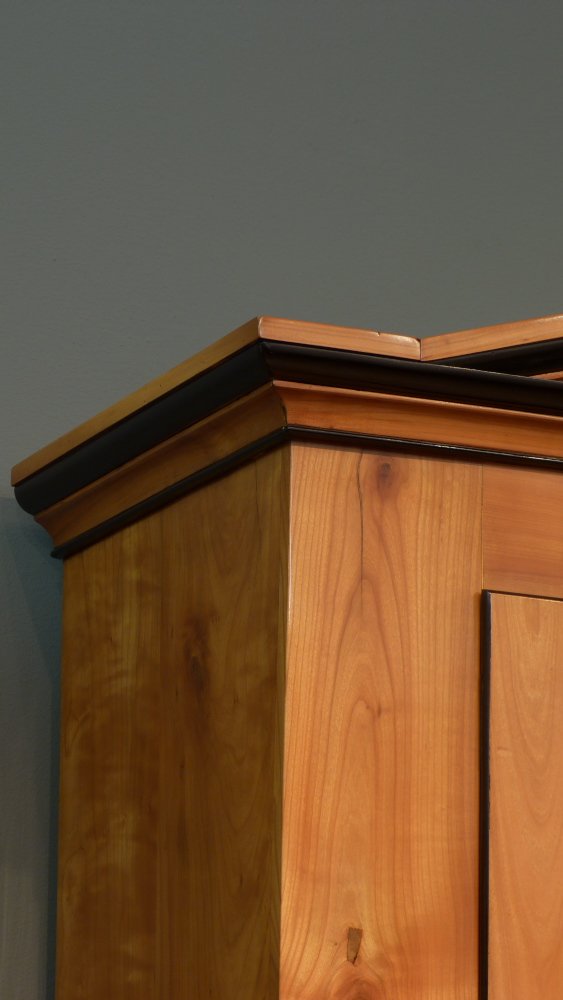 Eleganter Biedermeier Wäscheschrank, Kirschholz handpoliert um 1840 Eleganter Biedermeier Wäscheschrank, Kirschholz handpoliert um 1840