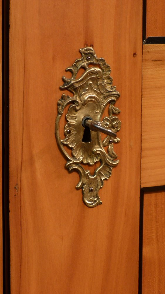 Eleganter Biedermeier Wäscheschrank, Kirschholz handpoliert um 1840 Eleganter Biedermeier Wäscheschrank, Kirschholz handpoliert um 1840