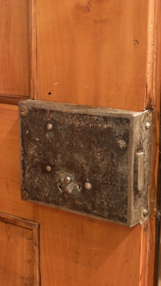 Eleganter Biedermeier Wäscheschrank, Kirschholz handpoliert um 1840 Eleganter Biedermeier Wäscheschrank, Kirschholz handpoliert um 1840