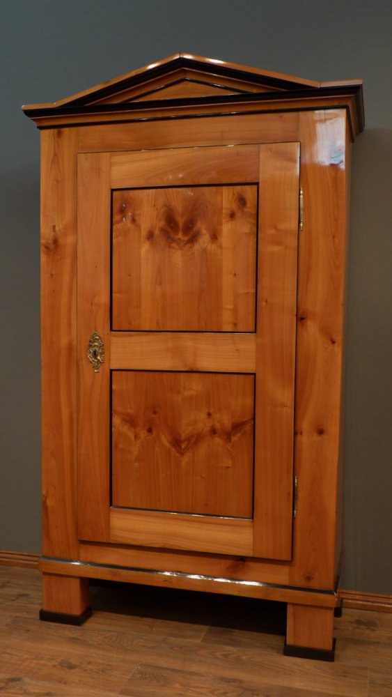 Eleganter Biedermeier Wäscheschrank, Kirschholz handpoliert um 1840 Eleganter Biedermeier Wäscheschrank, Kirschholz handpoliert um 1840