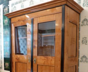 B&uuml;cher oder Geschirrschrank, Kirschholz handpoliert um 1840