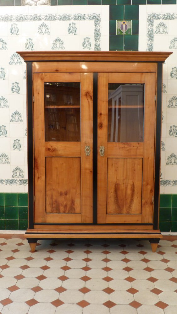 Biedermeier Bücher oder Geschirrschrank, Kirschholz handpoliert um 1840 Biedermeier Bücher oder Geschirrschrank, Kirschholz handpoliert um 1840