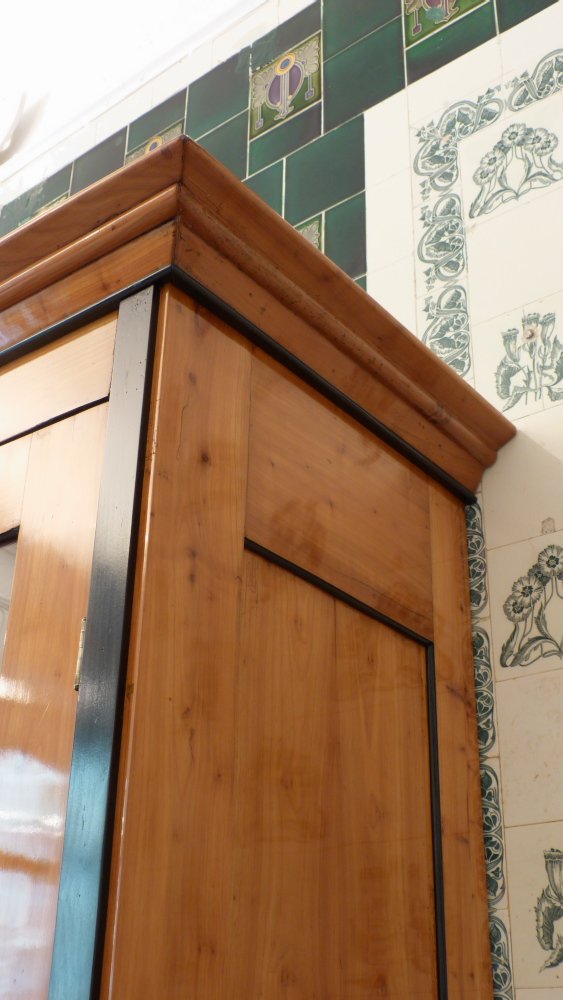 Biedermeier Bücher oder Geschirrschrank, Kirschholz handpoliert um 1840 Biedermeier Bücher oder Geschirrschrank, Kirschholz handpoliert um 1840