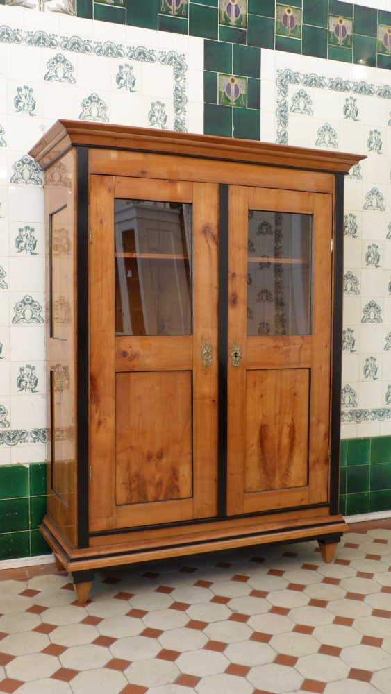 Biedermeier Bücher oder Geschirrschrank, Kirschholz handpoliert um 1840 Biedermeier Bücher oder Geschirrschrank, Kirschholz handpoliert um 1840
