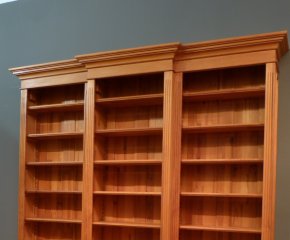 B&uuml;cherregal Massivholz mit Breakfront DREIER123