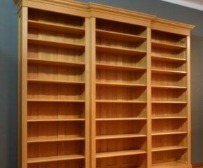 Ein klassisches B&uuml;cherregal aus massiver Erle