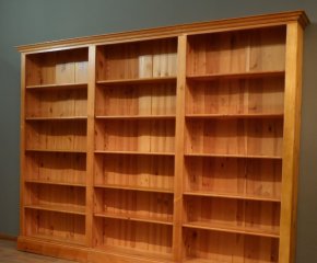 Ein klassisches Bücherregal aus massiver Kiefer Ein klassisches Bücherregal aus massiver Kiefer