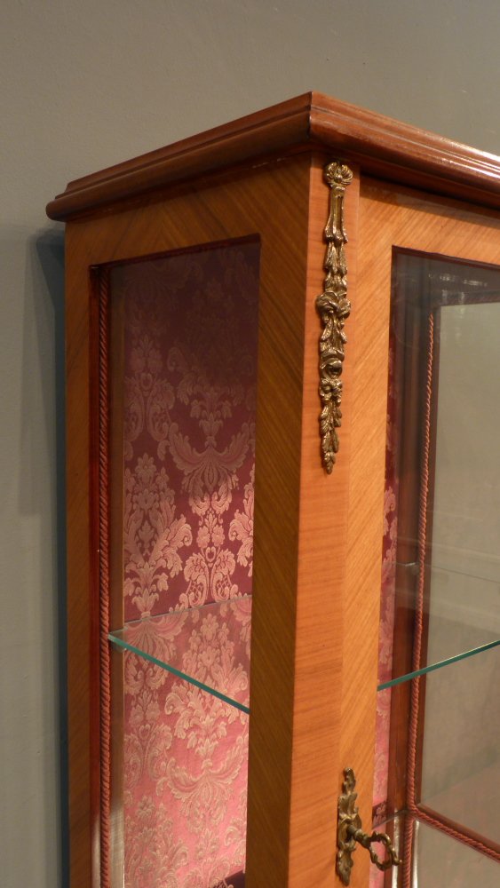 Louis-Seize Stil Vitrine, Kirschholz poliert Louis-Seize Stil Vitrine, Kirschholz poliert