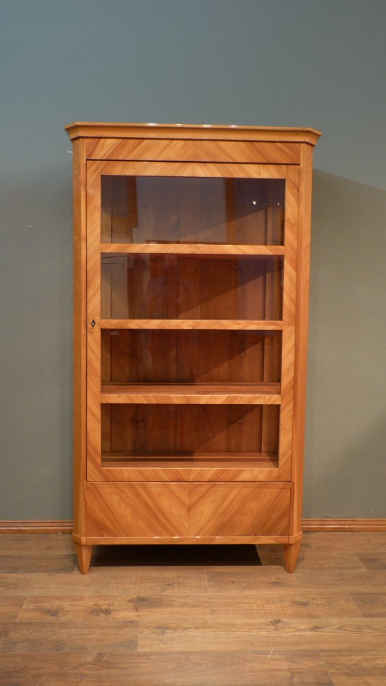 Schlichte Biedermeiervitrine, Kirschholz handpoliert um 1850 Schlichte Biedermeiervitrine, Kirschholz handpoliert um 1850