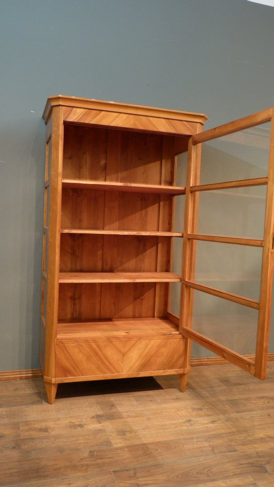 Schlichte Biedermeiervitrine, Kirschholz handpoliert um 1850 Schlichte Biedermeiervitrine, Kirschholz handpoliert um 1850