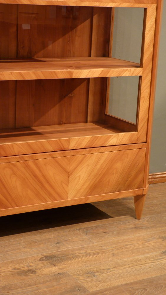 Schlichte Biedermeiervitrine, Kirschholz handpoliert um 1850 Schlichte Biedermeiervitrine, Kirschholz handpoliert um 1850