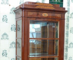 Elegante Biedermeier Vitrine, Mahagoni handpoliert um 1830 Elegante Biedermeier Vitrine, Mahagoni handpoliert um 1830