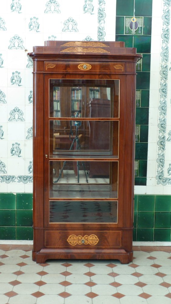 Elegante Biedermeiervitrine, Mahagoni handpoliert um 1830 Elegante Biedermeiervitrine, Mahagoni handpoliert um 1830