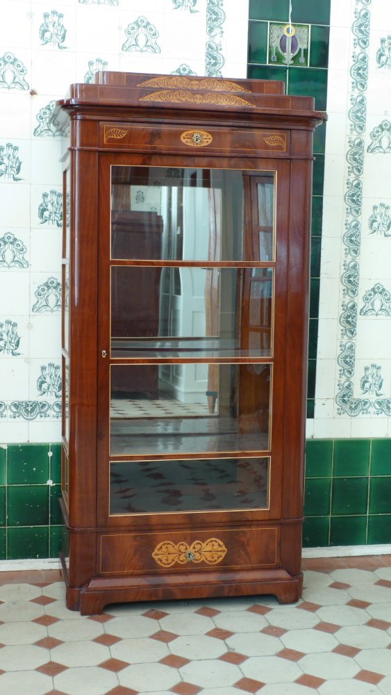 Elegante Biedermeiervitrine, Mahagoni handpoliert um 1830 Elegante Biedermeiervitrine, Mahagoni handpoliert um 1830
