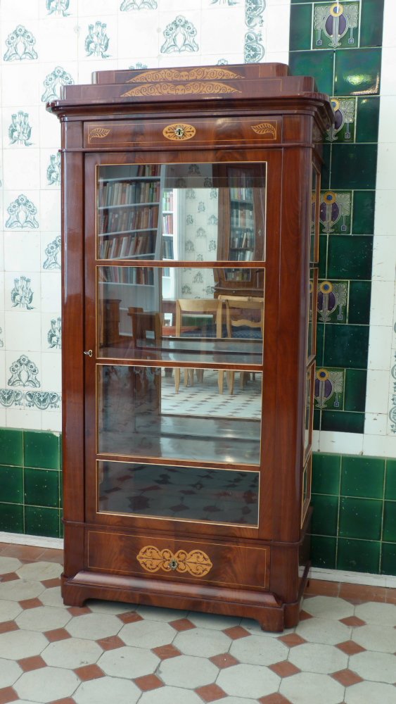 Elegante Biedermeiervitrine, Mahagoni handpoliert um 1830 Elegante Biedermeiervitrine, Mahagoni handpoliert um 1830