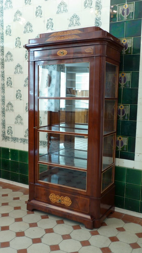 Elegante Biedermeiervitrine, Mahagoni handpoliert um 1830 Elegante Biedermeiervitrine, Mahagoni handpoliert um 1830
