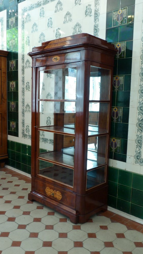 Elegante Biedermeiervitrine, Mahagoni handpoliert um 1830 Elegante Biedermeiervitrine, Mahagoni handpoliert um 1830