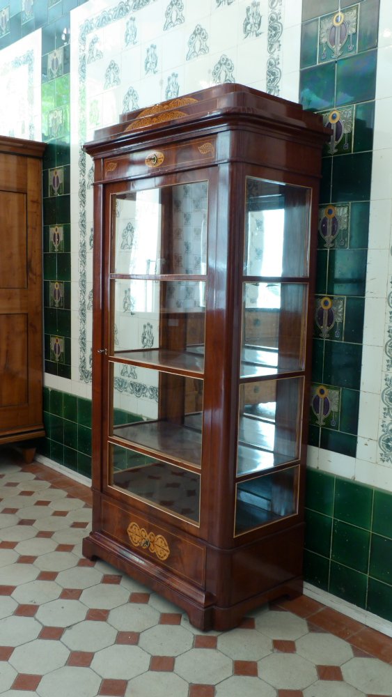 Elegante Biedermeiervitrine, Mahagoni handpoliert um 1830 Elegante Biedermeiervitrine, Mahagoni handpoliert um 1830