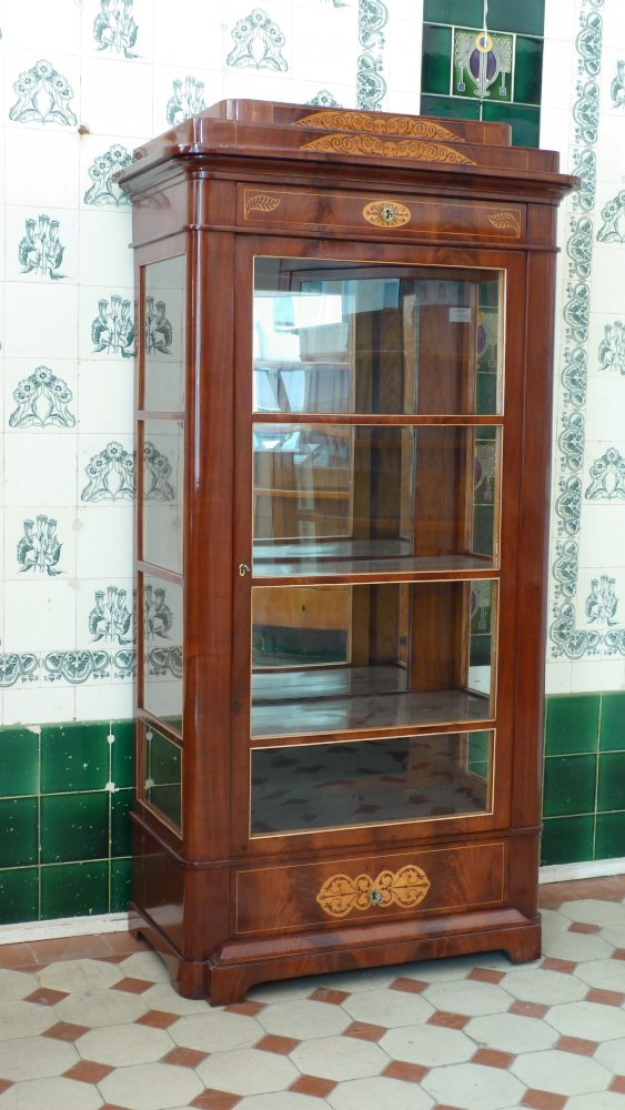 Elegante Biedermeiervitrine, Mahagoni handpoliert um 1830 Elegante Biedermeiervitrine, Mahagoni handpoliert um 1830