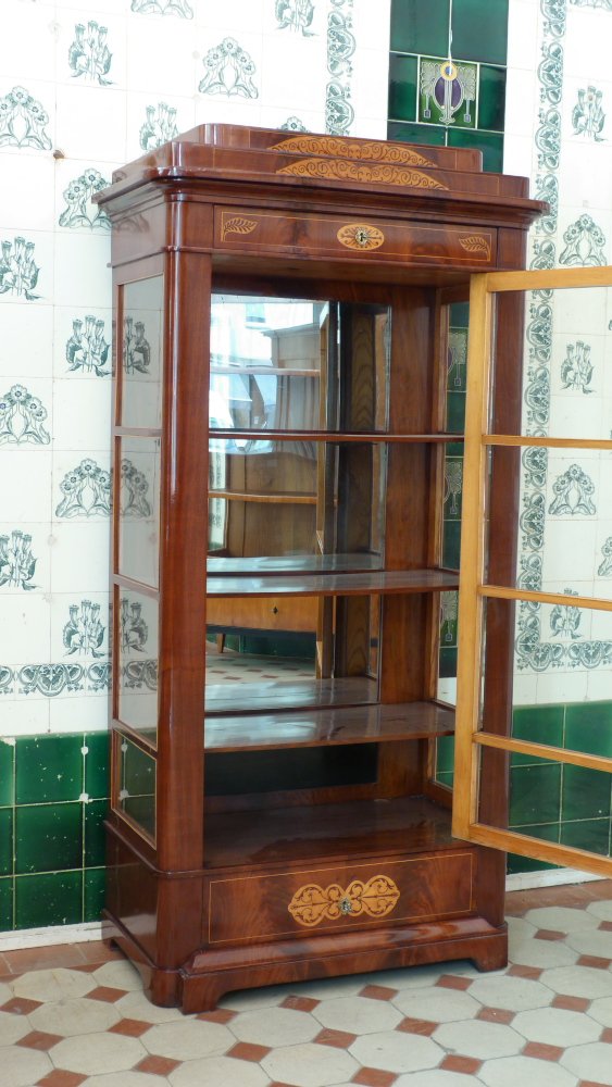 Elegante Biedermeiervitrine, Mahagoni handpoliert um 1830 Elegante Biedermeiervitrine, Mahagoni handpoliert um 1830