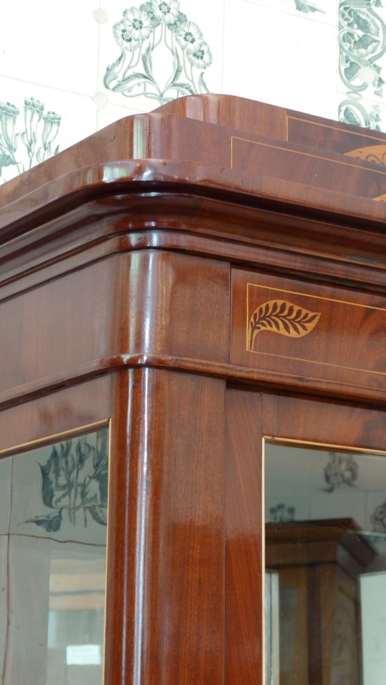 Elegante Biedermeiervitrine, Mahagoni handpoliert um 1830 Elegante Biedermeiervitrine, Mahagoni handpoliert um 1830
