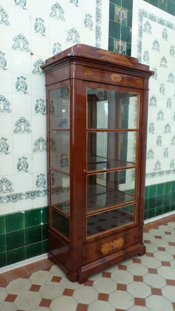 Elegante Biedermeiervitrine, Mahagoni handpoliert um 1830 Elegante Biedermeiervitrine, Mahagoni handpoliert um 1830