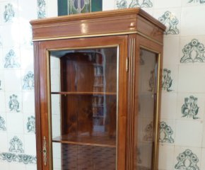 Elegante Louis-Seize Vitrine, Mahagoni handpoliert um 1890