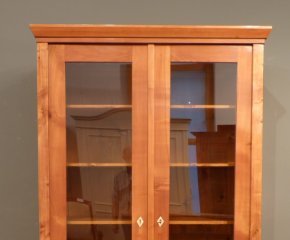 Eleganter Bücher oder Geschirrschrank, Kirschholz 19. Jahrhundert Eleganter Bücher oder Geschirrschrank, Kirschholz 19. Jahrhundert