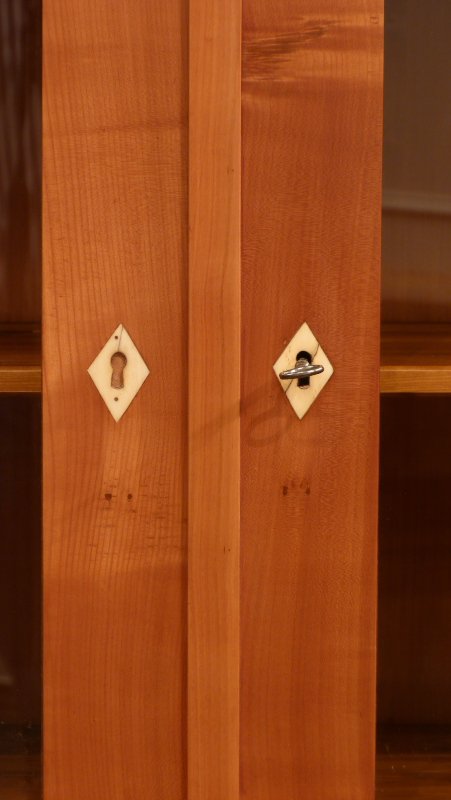 Antike Schränke, antiker Kirschholz Bücher oder Geschirrschrank Antike Schränke, antiker Kirschholz Bücher oder Geschirrschrank