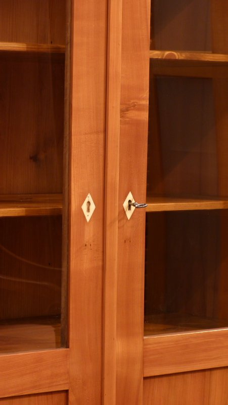 Antike Schränke, antiker Kirschholz Bücher oder Geschirrschrank Antike Schränke, antiker Kirschholz Bücher oder Geschirrschrank