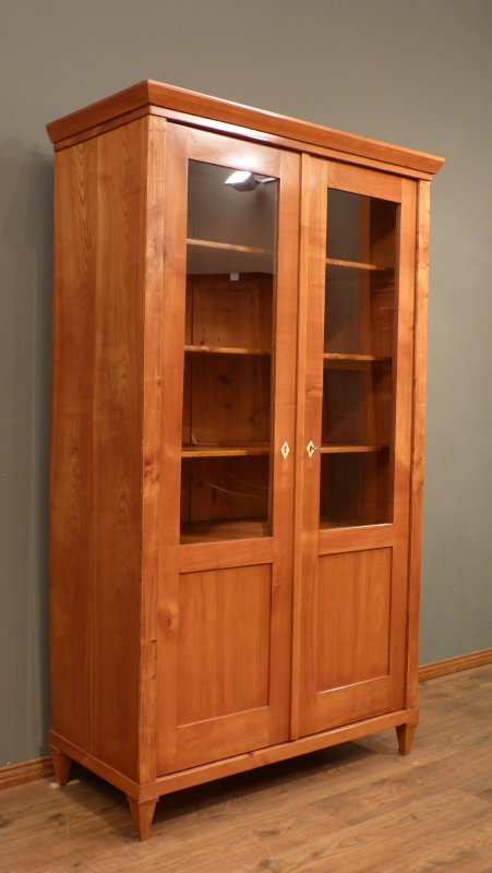 Antike Schränke, antiker Kirschholz Bücher oder Geschirrschrank Antike Schränke, antiker Kirschholz Bücher oder Geschirrschrank