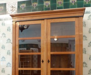 Eleganter Bücher oder Geschirrschrank, Kirschholz handpoliert um 1860