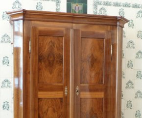 Eleganter Louis-Seize Schrank, Nussbaum handpoliert um 1800