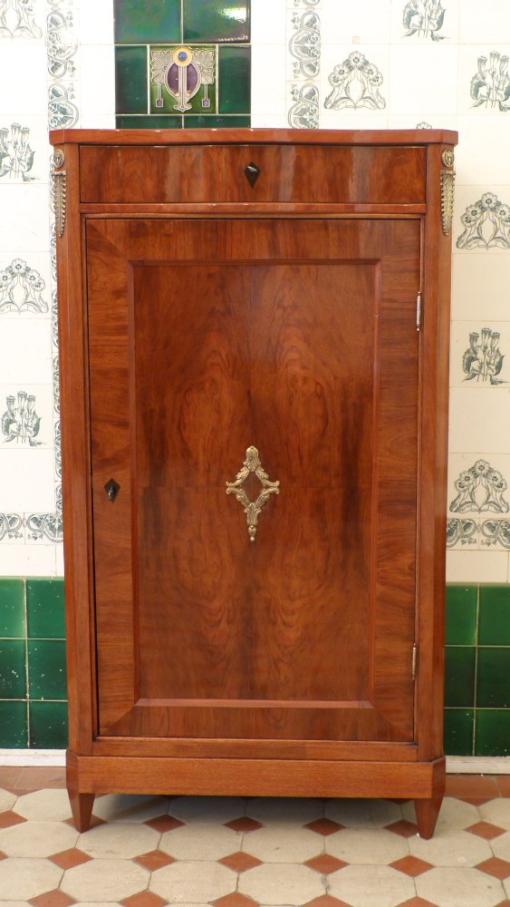 Eleganter Salonschrank, Nussbaum handpoliert um 1900 Eleganter Salonschrank, Nussbaum handpoliert um 1900
