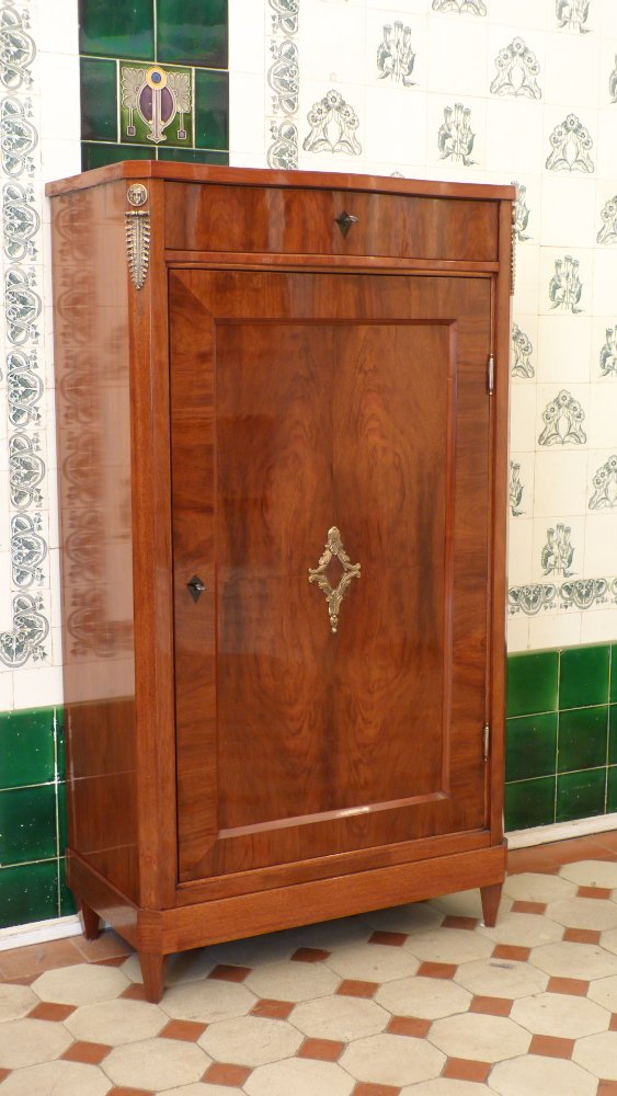 Eleganter Salonschrank, Nussbaum handpoliert um 1900 Eleganter Salonschrank, Nussbaum handpoliert um 1900