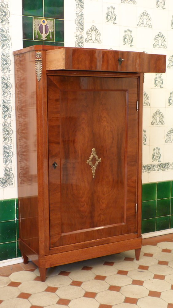 Eleganter Salonschrank, Nussbaum handpoliert um 1900 Eleganter Salonschrank, Nussbaum handpoliert um 1900