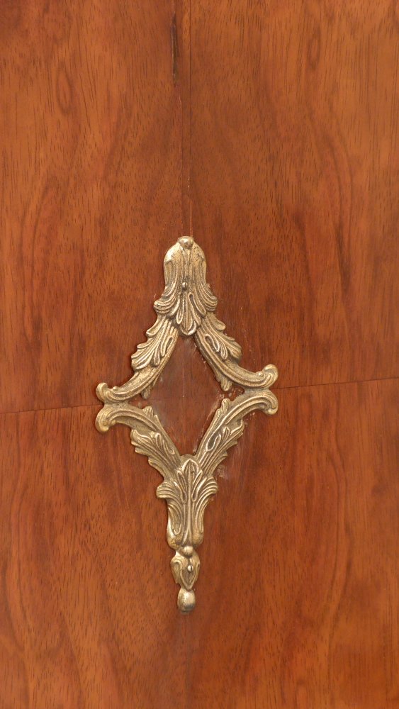 Eleganter Salonschrank, Nussbaum handpoliert um 1900 Eleganter Salonschrank, Nussbaum handpoliert um 1900