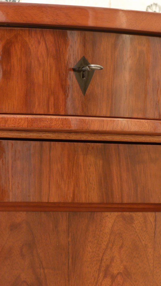 Eleganter Salonschrank, Nussbaum handpoliert um 1900 Eleganter Salonschrank, Nussbaum handpoliert um 1900