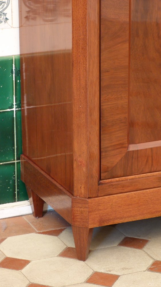 Eleganter Salonschrank, Nussbaum handpoliert um 1900 Eleganter Salonschrank, Nussbaum handpoliert um 1900