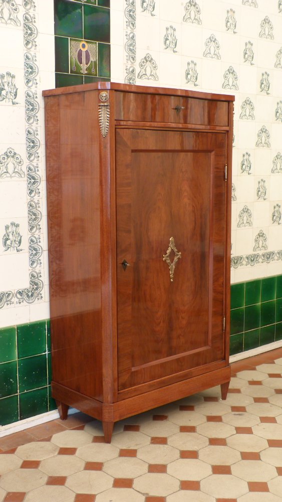 Eleganter Salonschrank, Nussbaum handpoliert um 1900 Eleganter Salonschrank, Nussbaum handpoliert um 1900