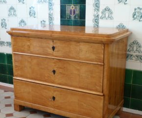 Formschöne Biedermeier Kommode, Birke handpoliert um 1850
