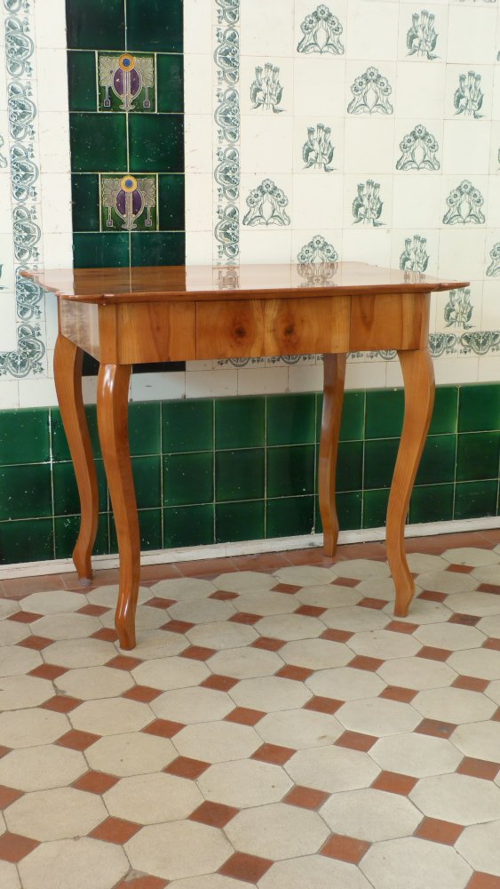 Formschöner Biedermeier Schreibtisch, Kirschholz handpoliert um 1850 Formschöner Biedermeier Schreibtisch, Kirschholz handpoliert um 1850