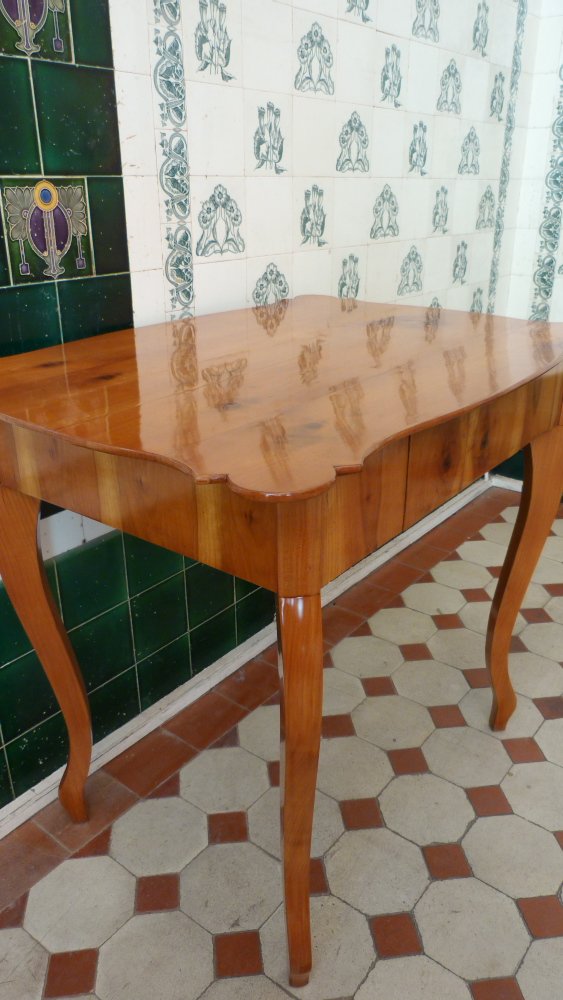 Formschöner Biedermeier Schreibtisch, Kirschholz handpoliert um 1850 Formschöner Biedermeier Schreibtisch, Kirschholz handpoliert um 1850