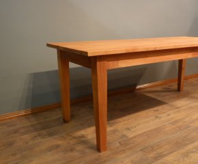 Formschöner Esstisch, massiv Kirschholz Formschöner Esstisch, massiv Kirschholz