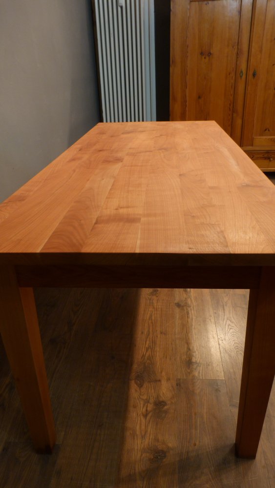 Schlichter, aufgearbeiteter Esstisch, massiv Kirschholz Schlichter, aufgearbeiteter Esstisch, massiv Kirschholz