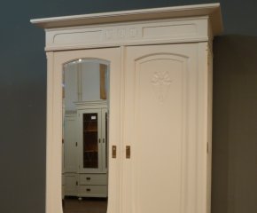 Formschöner Jugendstil Kleiderschrank, Eiche weiß lasiert um 1910