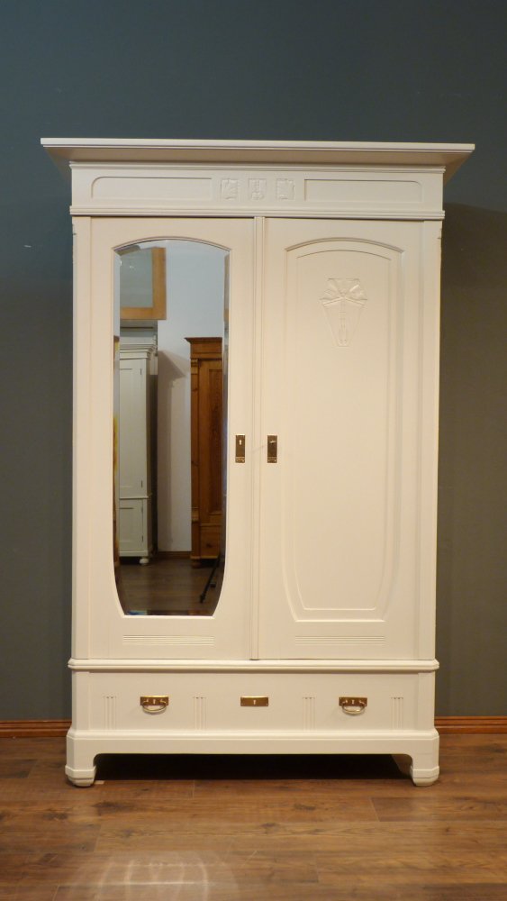 Eleganter Jugendstil Kleiderschrank, Eiche weiß lasiert um 1910 Eleganter Jugendstil Kleiderschrank, Eiche weiß lasiert um 1910