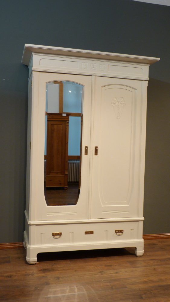 Eleganter Jugendstil Kleiderschrank, Eiche weiß lasiert um 1910 Eleganter Jugendstil Kleiderschrank, Eiche weiß lasiert um 1910