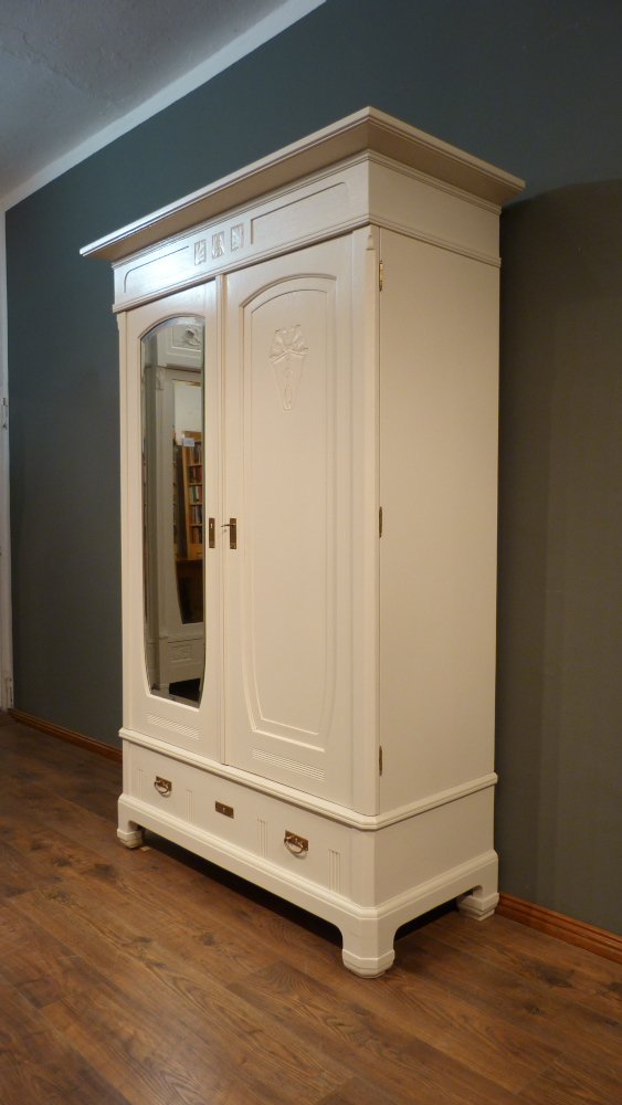 Eleganter Jugendstil Kleiderschrank, Eiche weiß lasiert um 1910 Eleganter Jugendstil Kleiderschrank, Eiche weiß lasiert um 1910