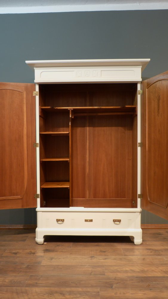 Eleganter Jugendstil Kleiderschrank, Eiche weiß lasiert um 1910 Eleganter Jugendstil Kleiderschrank, Eiche weiß lasiert um 1910